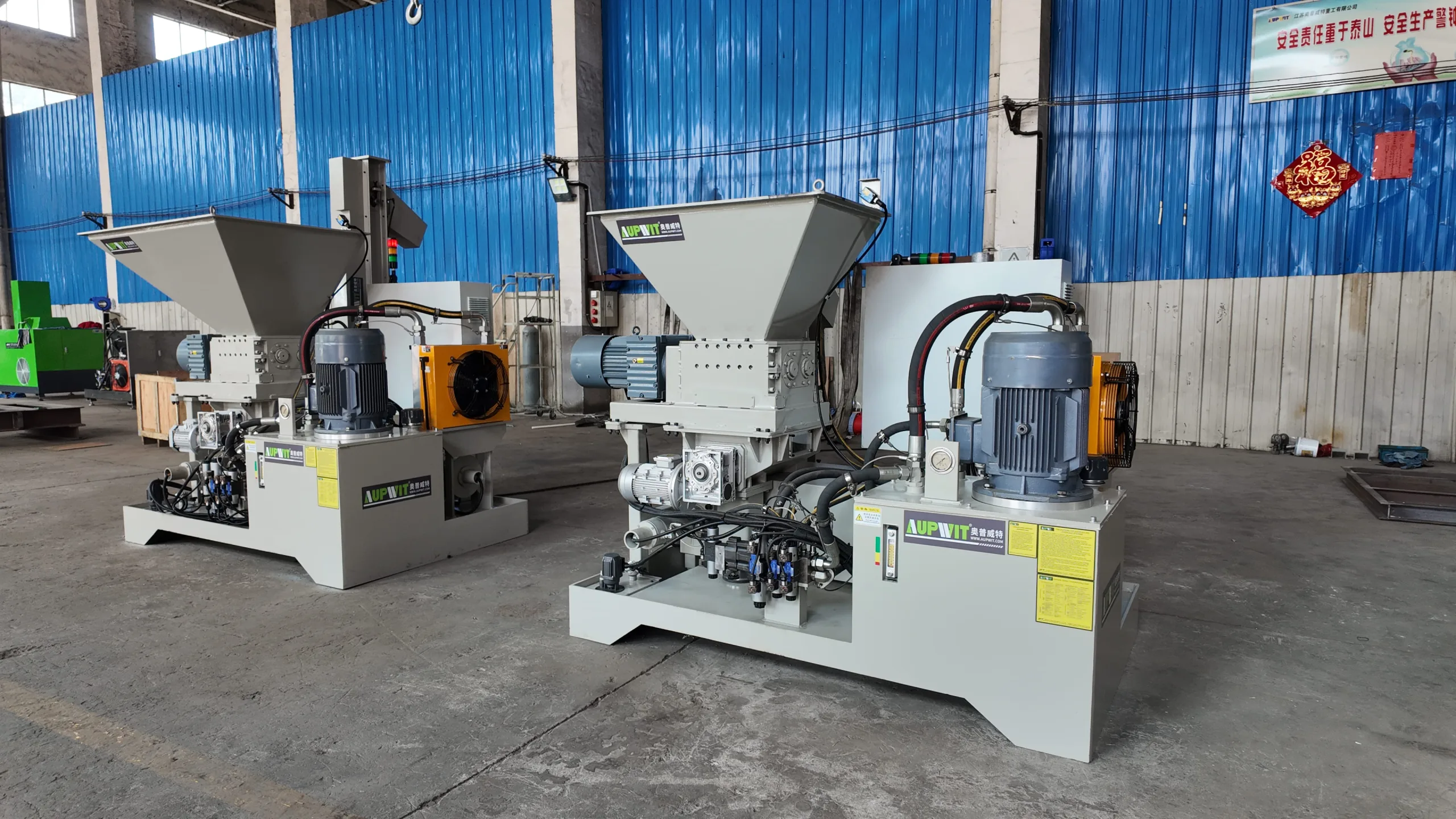 Briquetting machine with shredding function